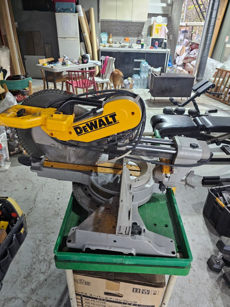 디월트 12인치 슬라이딩 각도절단기 이미지