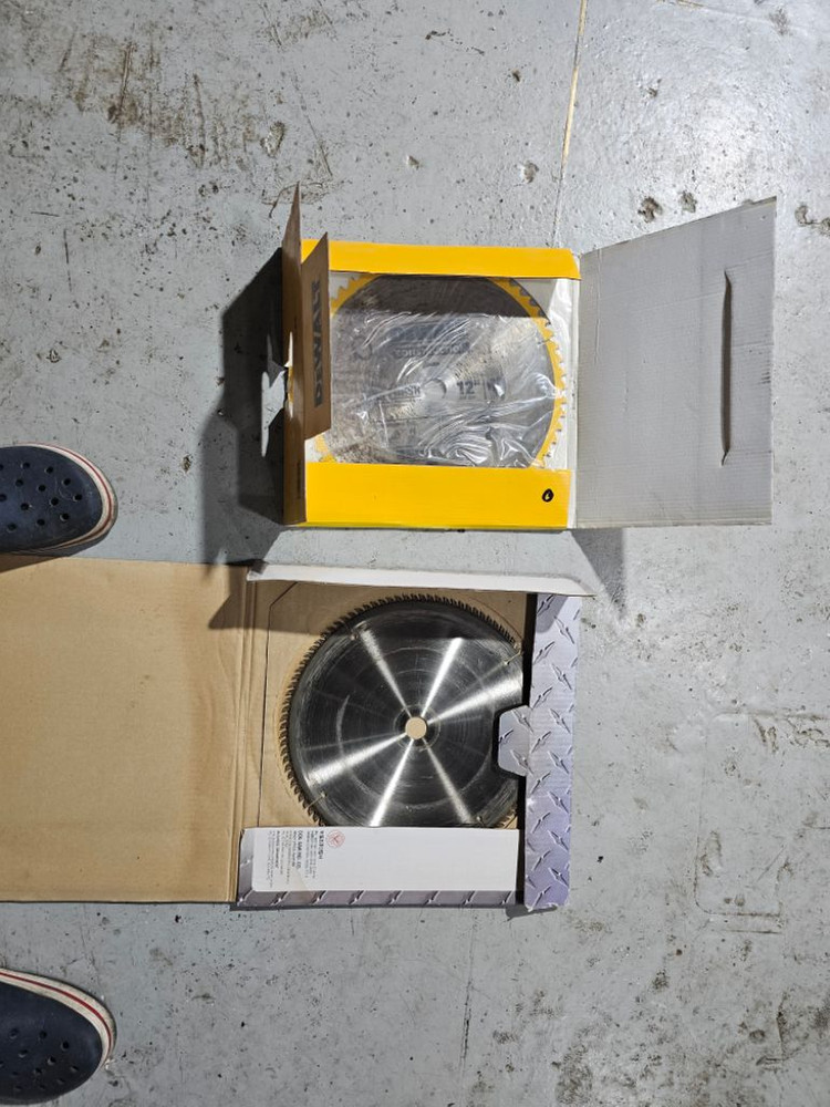 디월트 12인치 슬라이딩 각도절단기 이미지