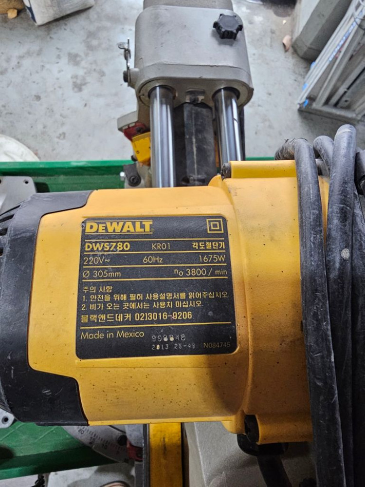 디월트 12인치 슬라이딩 각도절단기 이미지
