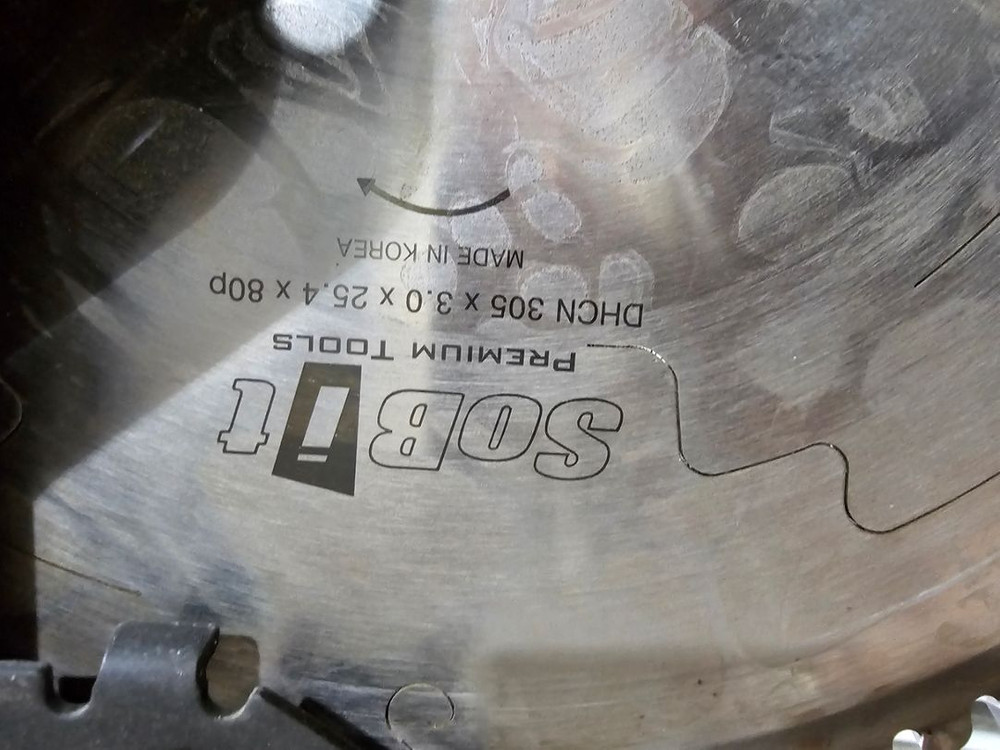 디월트 12인치 슬라이딩 각도절단기 이미지