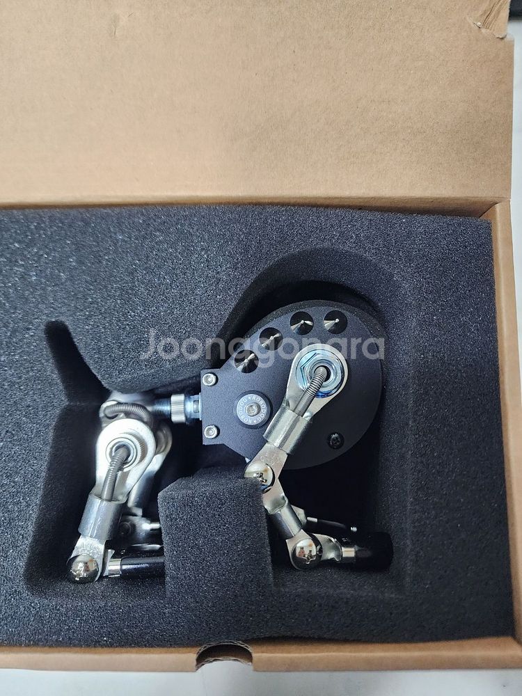 MAD MB&F 로보토이 로보독 시계거치대--3