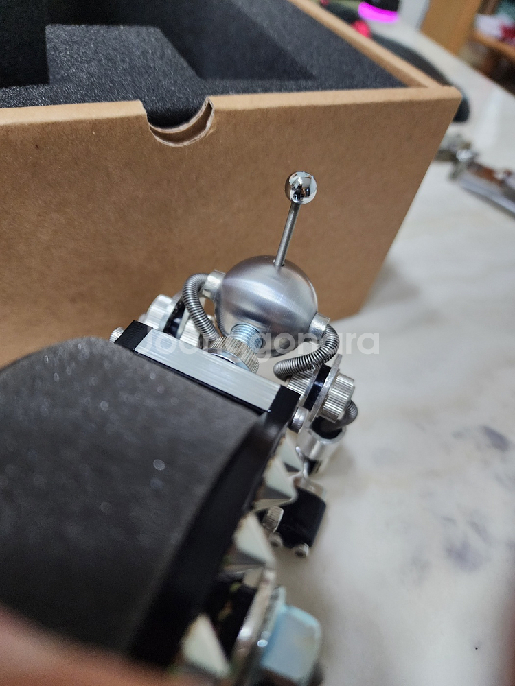 MAD MB&F 로보토이 로보독 시계거치대--4