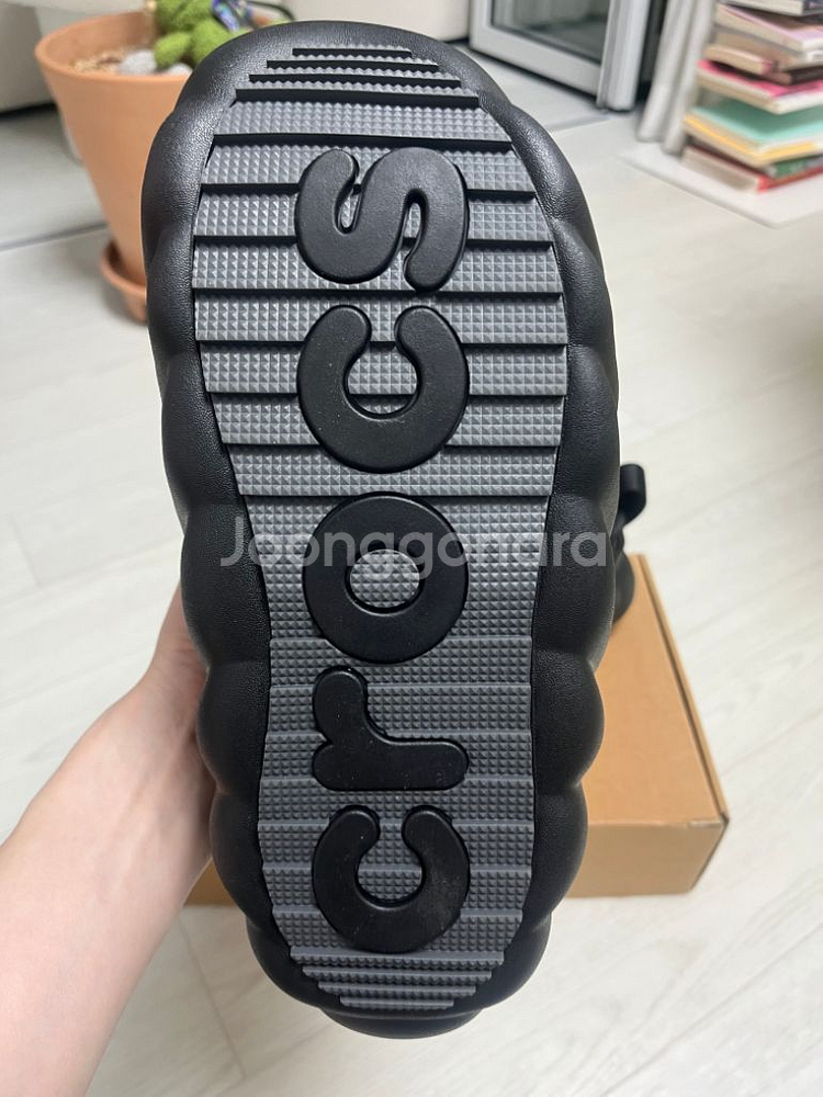 (새상품)크록스 오버퍼프 쇼티--1