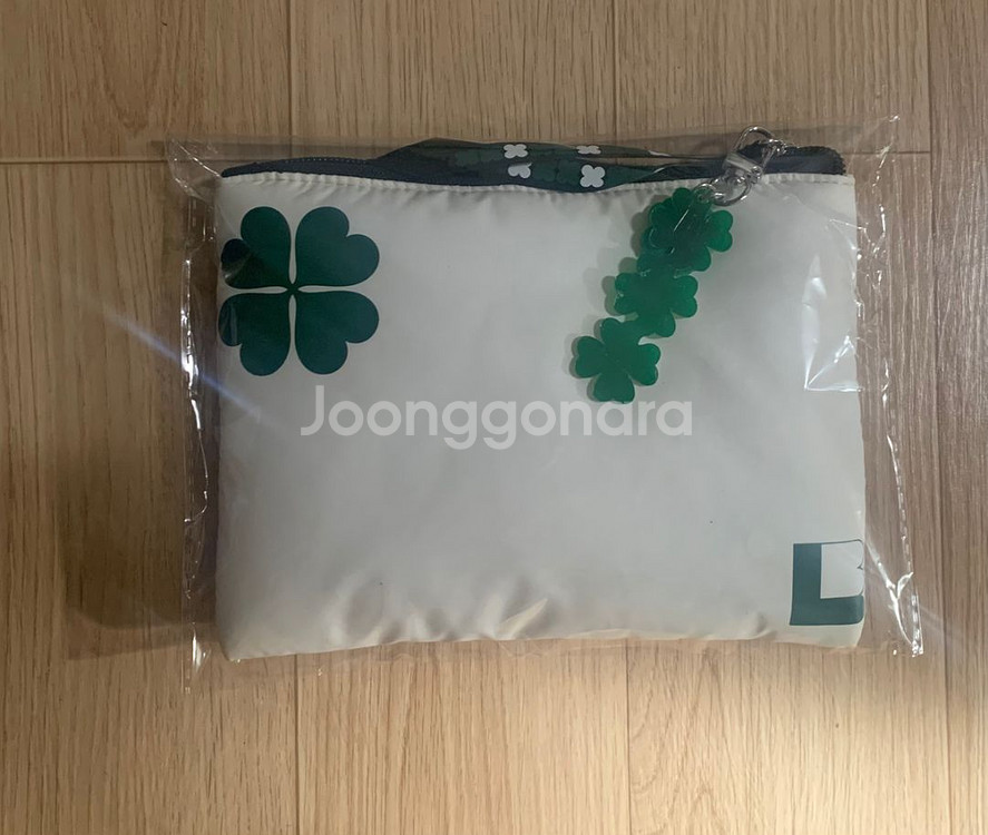 더페이스샵 네잎클로버 패딩 파우치--1