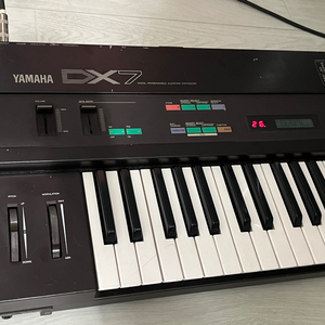 야마하 Yamaha DX-7 신디사이저