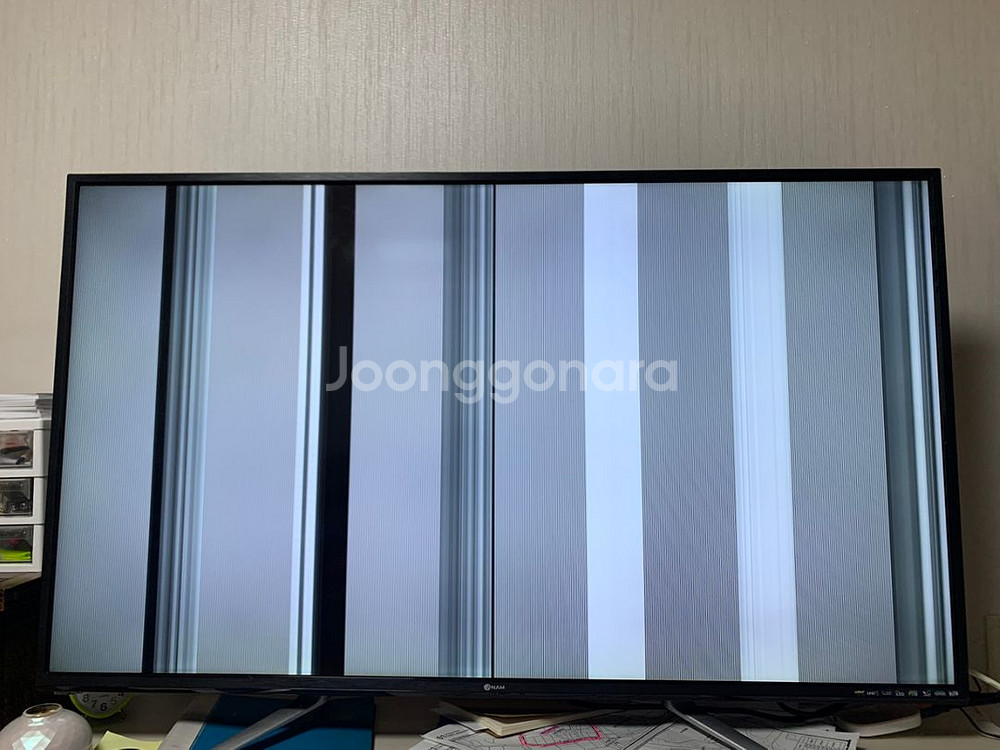 아남 49인치 UHD TV팝니다 액정 줄--1