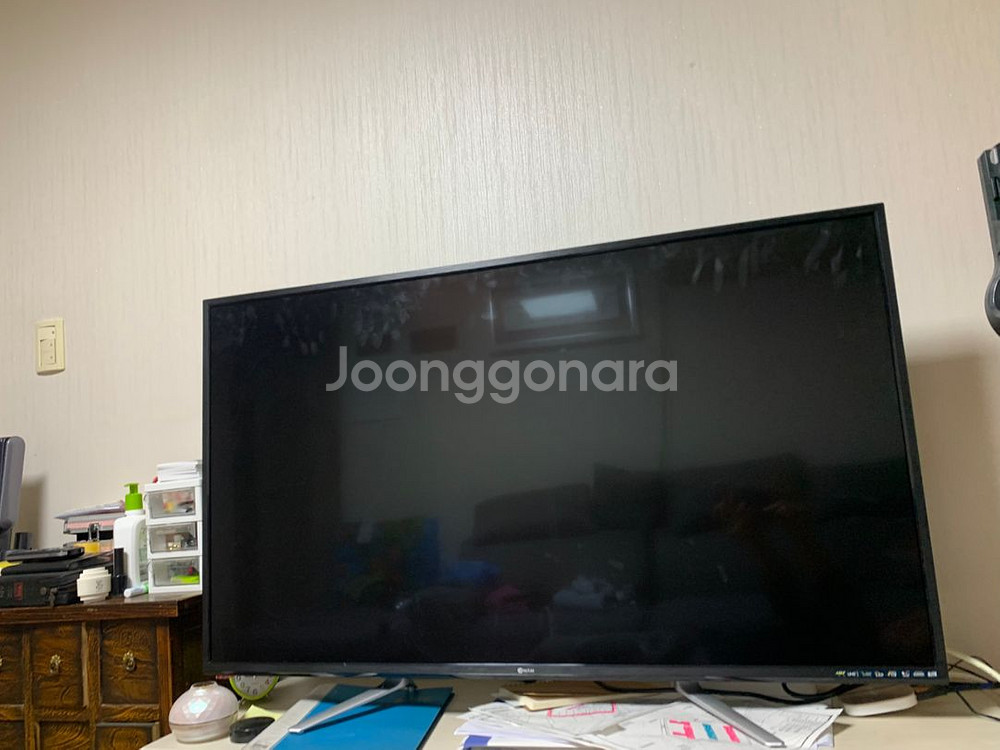 아남 49인치 UHD TV팝니다 액정 줄--2