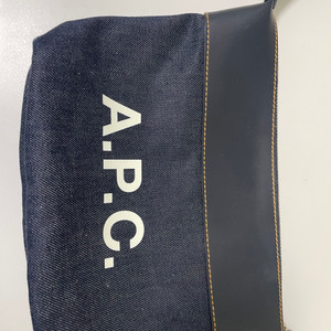 A.P.C. 아페쎄 악셀 로고 데님 파우치