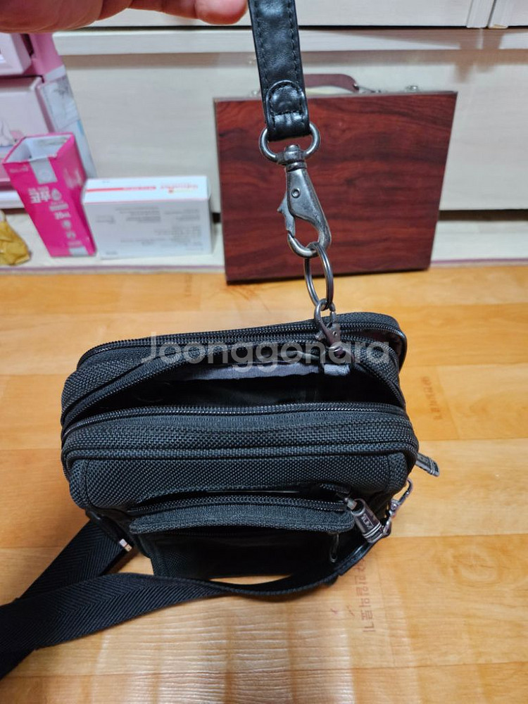 투미 크로스백--3