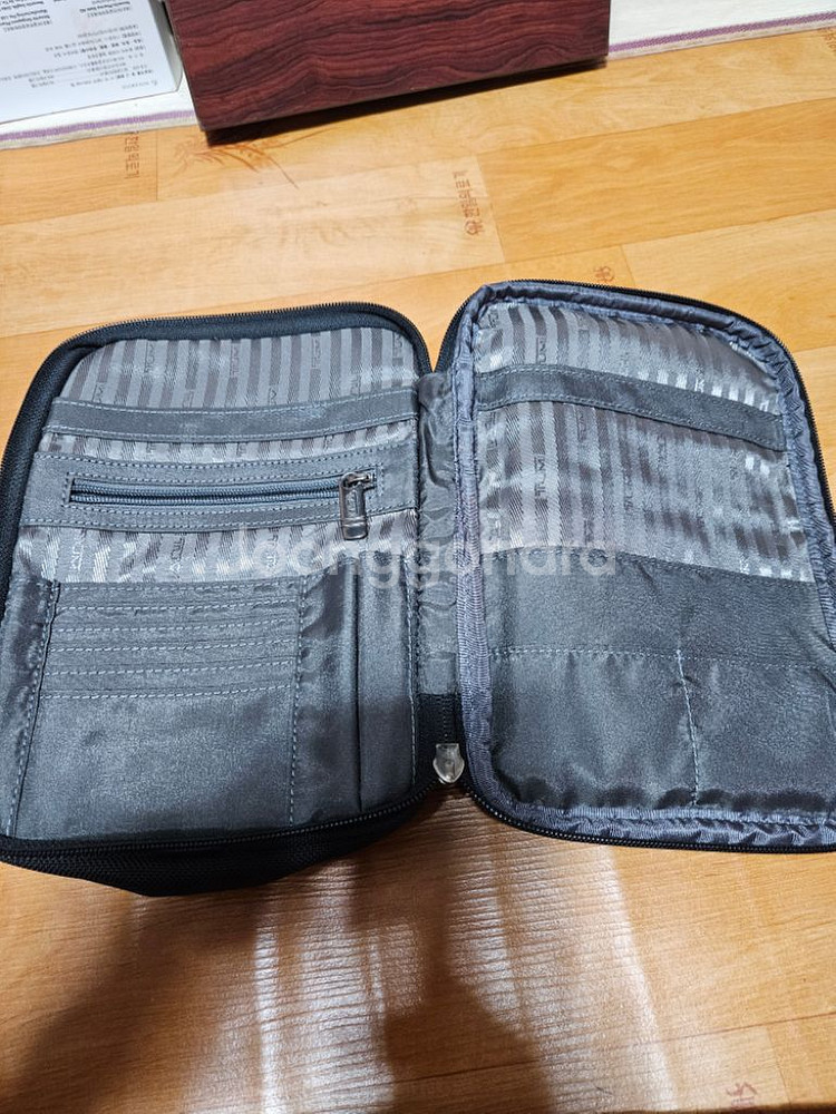 투미 크로스백--2