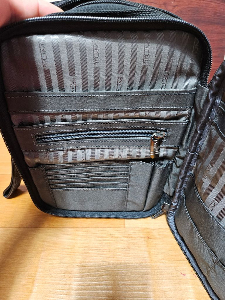 투미 크로스백--6