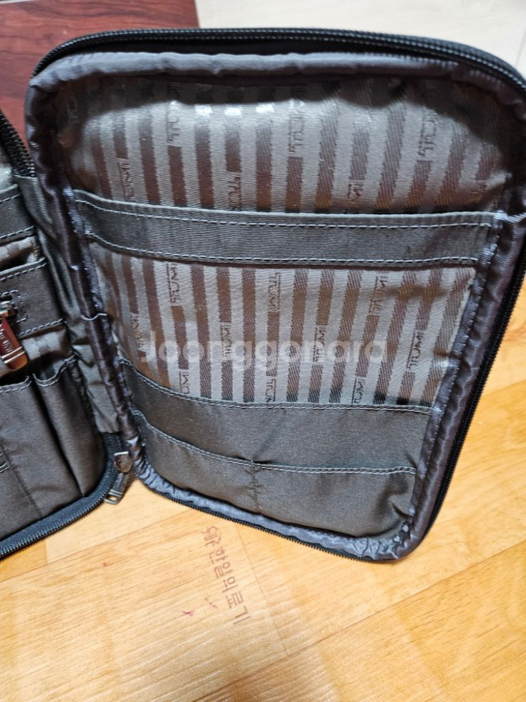 투미 크로스백--7