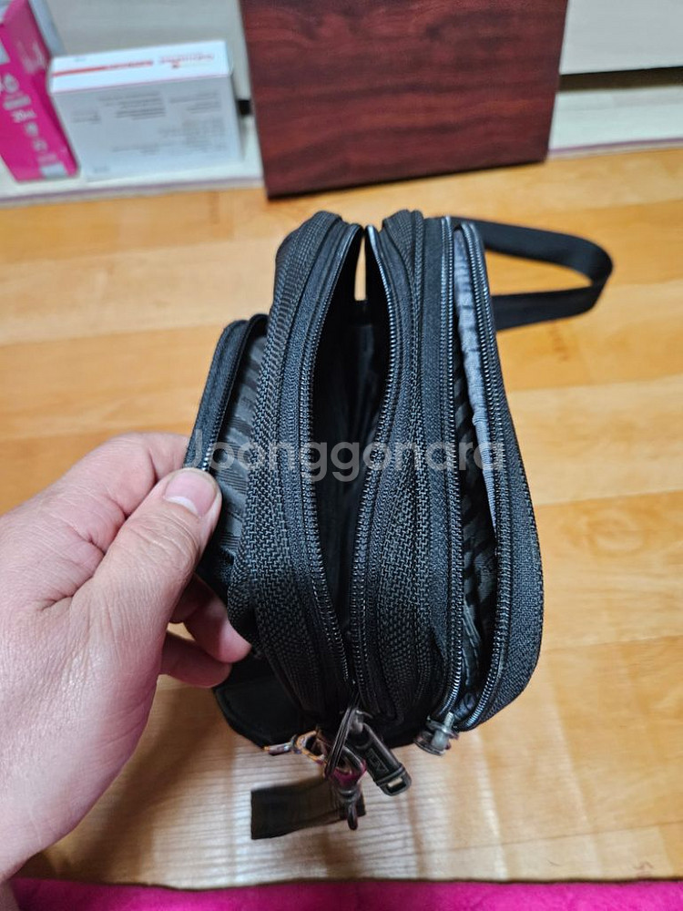 투미 크로스백--8