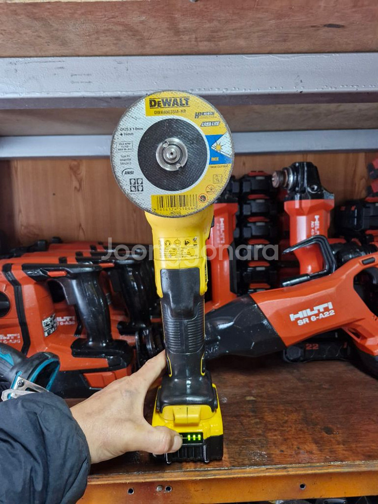 디월트충전그라인더 DCG405 배터리포함 5인치그라인더--5