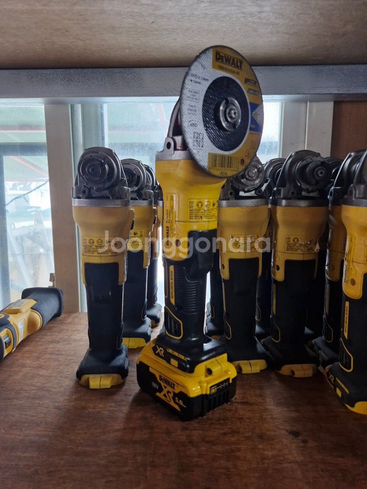 디월트충전그라인더 DCG405 배터리포함 5인치그라인더--9