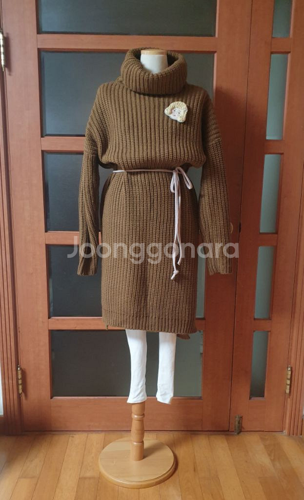 (새제품)볼륨폴라 니트원피스--4