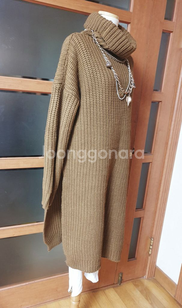 (새제품)볼륨폴라 니트원피스--6