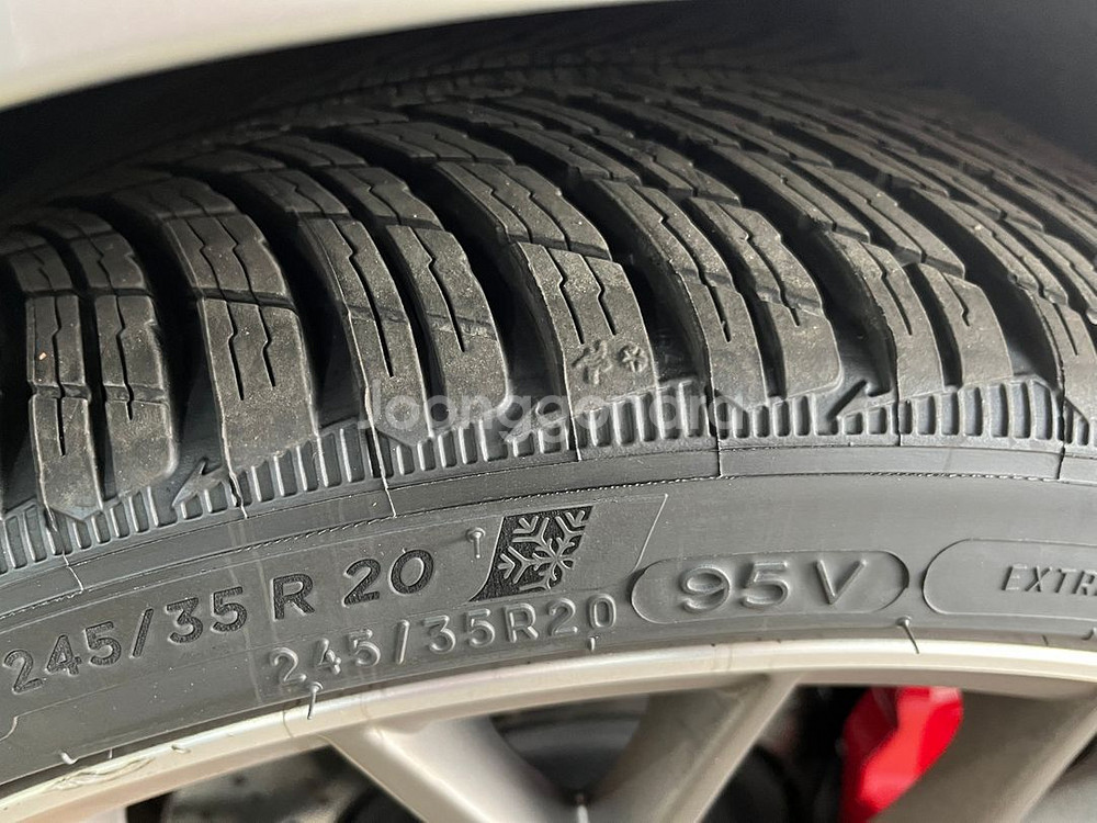 포르쉐 미쉐린 윈터 타이어 민트급 싸게 팝니다--3