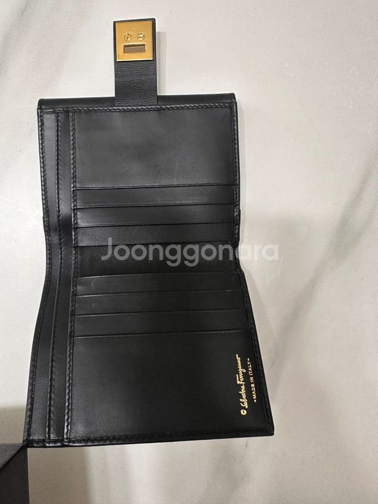 페라가모 간치니 장금장치 반지갑--1