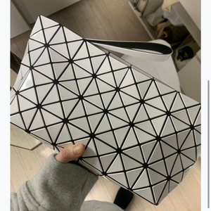 바오바오 클러치백 화이트
