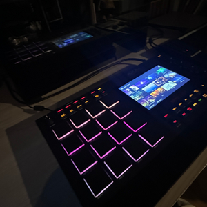 Akai Mpc Live2 아카이 엠피시라이브