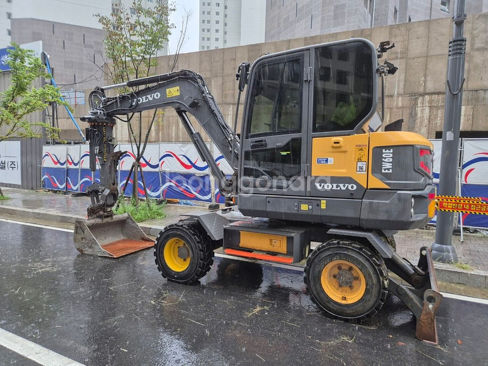 #장비명 :볼보 최상급 굴삭기 판매합니다#모델명 : 볼--1