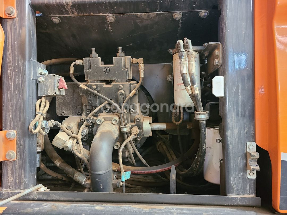 두산 6w 중고굴삭기 dx140w 2021년식 저가동--5