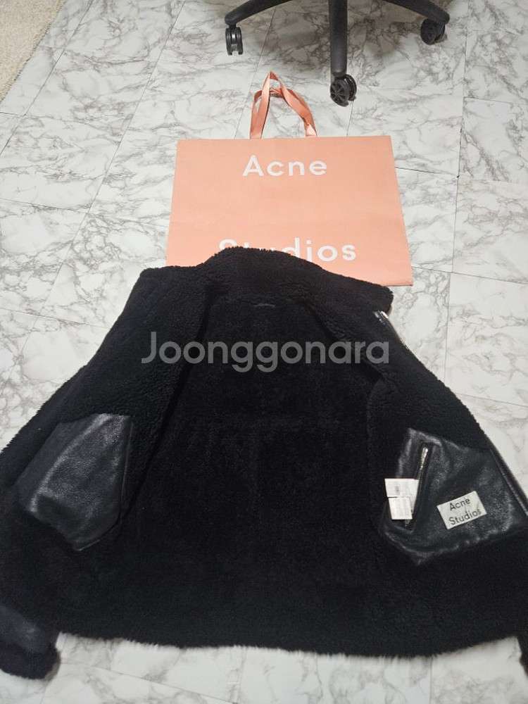 아크네 이안(IAN) 48 무스탕 판매합니다.--1