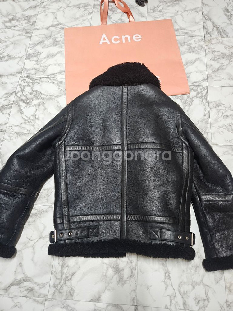 아크네 이안(IAN) 48 무스탕 판매합니다.--4