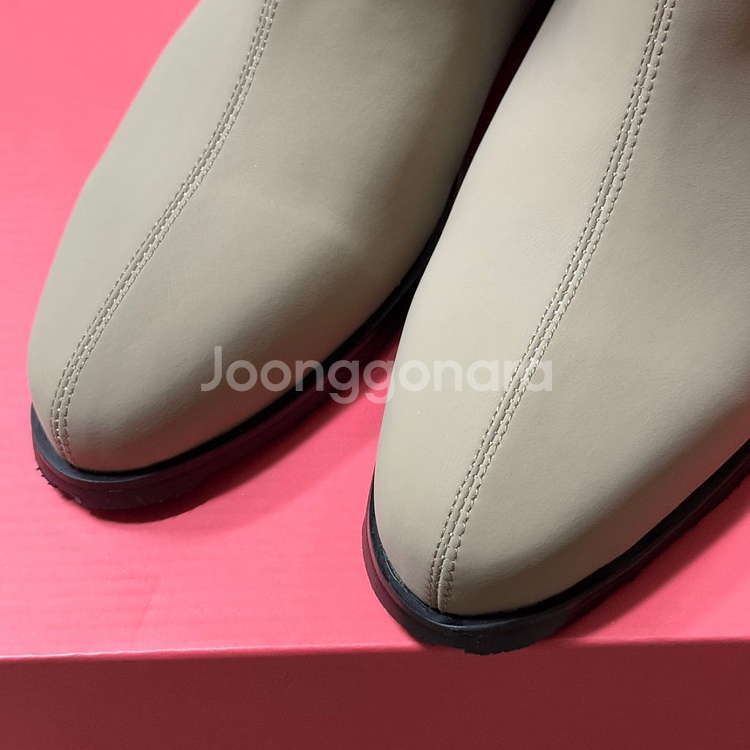 (새상품)코모레비뮤지엄 미들 하프 부츠 255--2