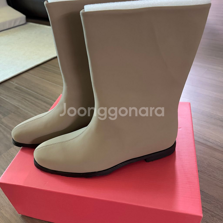 (새상품)코모레비뮤지엄 미들 하프 부츠 255--3