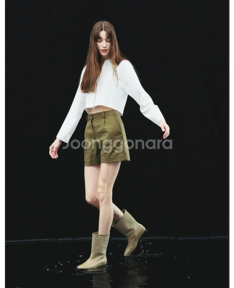 (새상품)코모레비뮤지엄 미들 하프 부츠 255--0