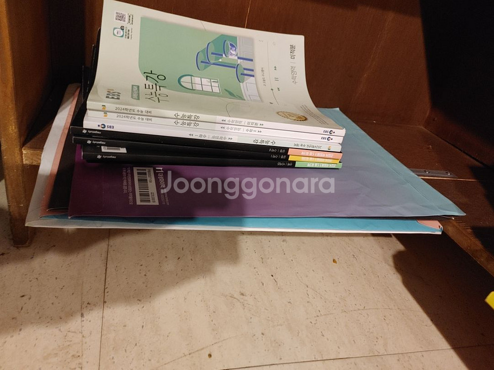 소설책. 수능문제집. 모의고사--7