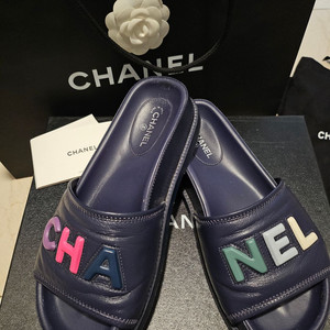 샤넬 슬리퍼 22시즌 39사이즈입니다