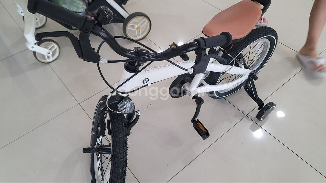 23만 미개봉 흰색bmw 16인치 네발 4발 자전거--3