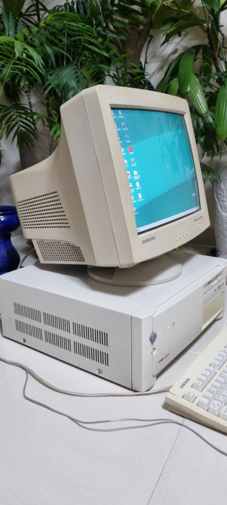 Promedia 데스크형 컴퓨터 586 옛날 컴퓨터 이미지