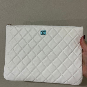 정품 샤넬 클래식 클러치 캐비어 미듐 새상품 화이트