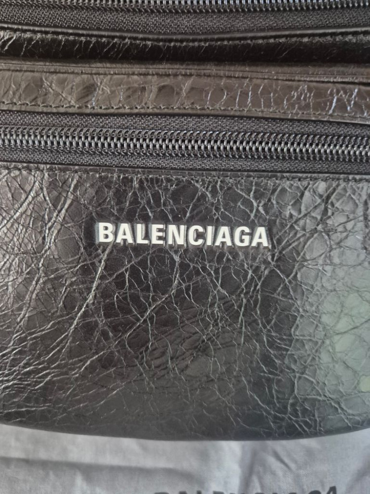 발렌시아가 익스플로러 벨트백 팝니다--3