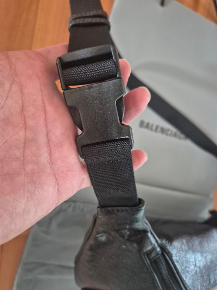 발렌시아가 익스플로러 벨트백 팝니다--7