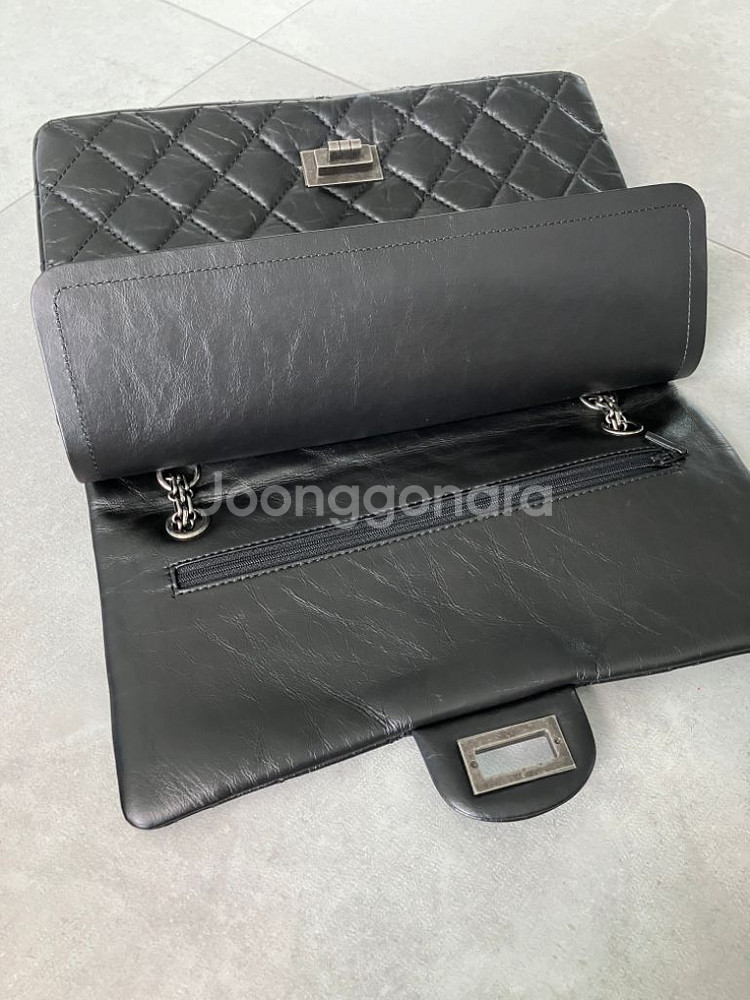 샤넬 빈티지 2.55 라지 블랙 은장 판매해요.--2