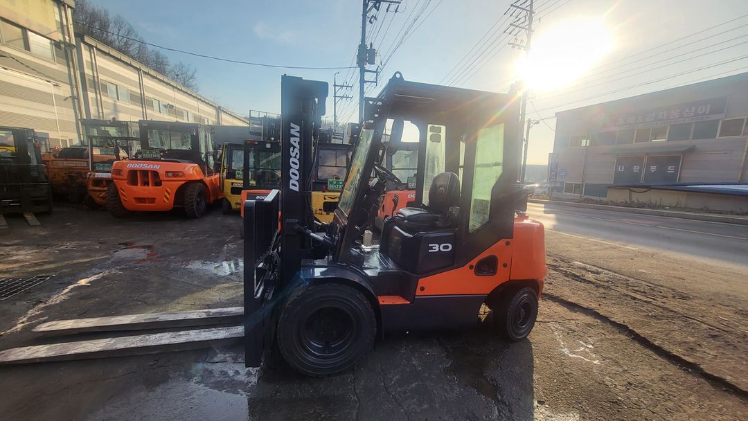 두산3톤 10년식 더블타이어 중고지게차