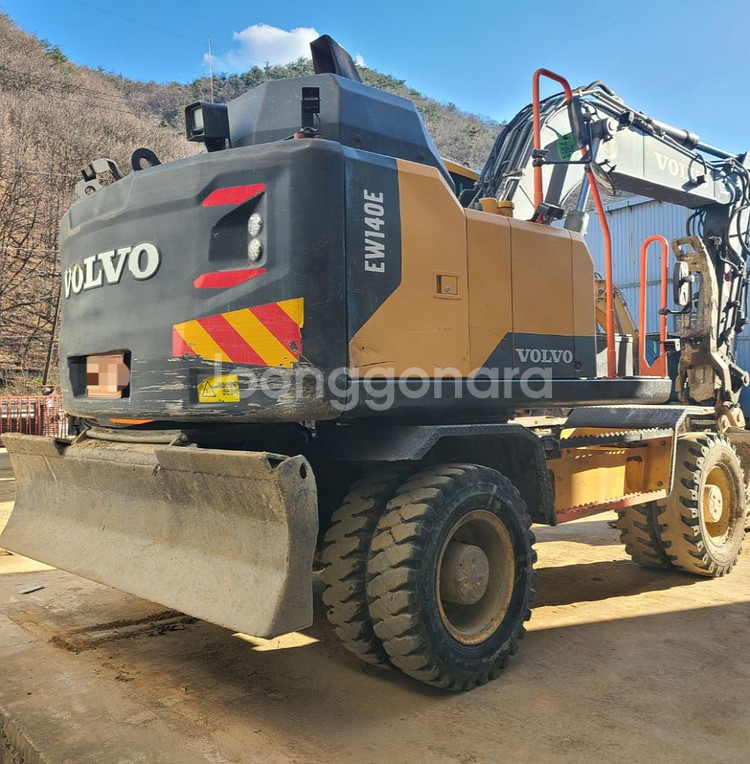 06타이어굴삭기 볼보 EW140E 17년식 집게장착--2