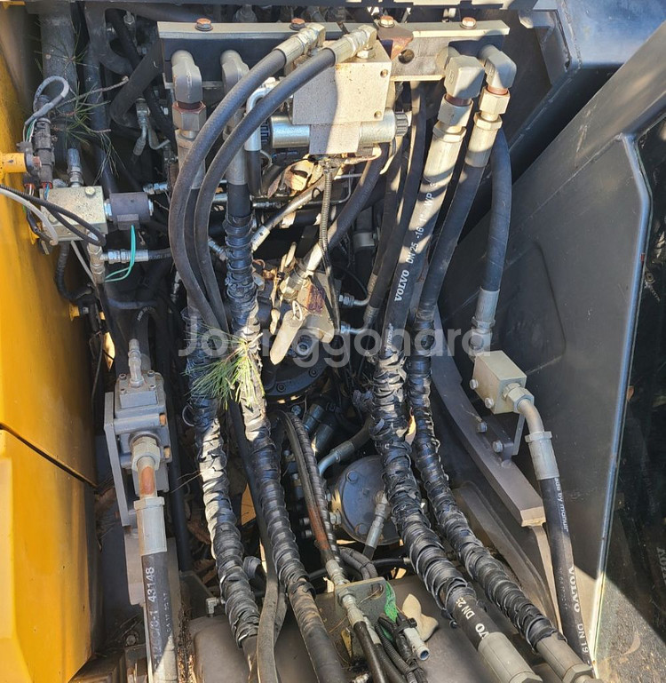 06타이어굴삭기 볼보 EW140E 17년식 집게장착--6