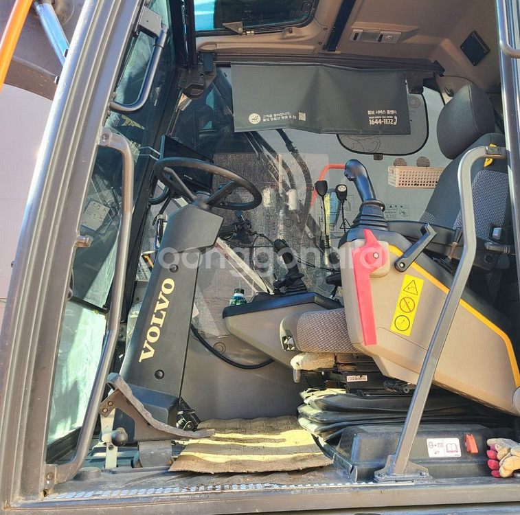 06타이어굴삭기 볼보 EW140E 17년식 집게장착--5