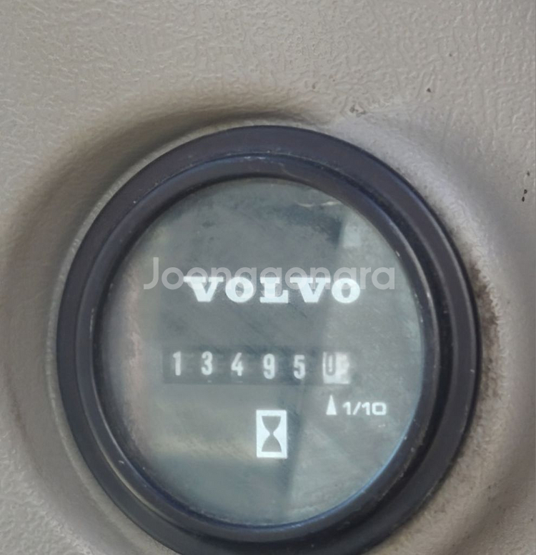 06타이어굴삭기 볼보 EW140E 17년식 집게장착--7