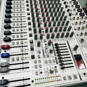 베링거 아날로그믹서 EURORACK UB1832fx-P