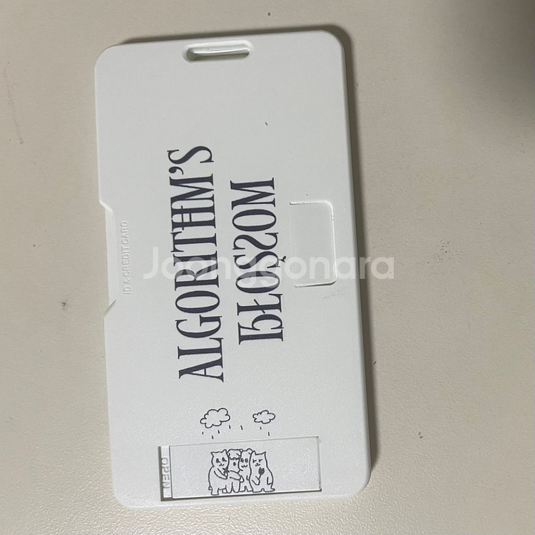 qwer 당첨자 기자회견 사원증 홀더 usb 양도 시연--1