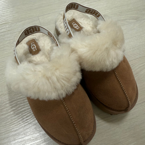 키즈 UGG 로고 밴딩 퍼 카라 플랫폼 샌들 (펀케트)