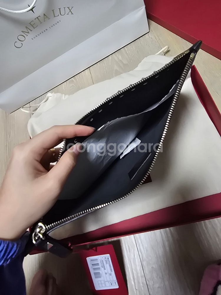 발렌티노 클러치 판매합니다--3