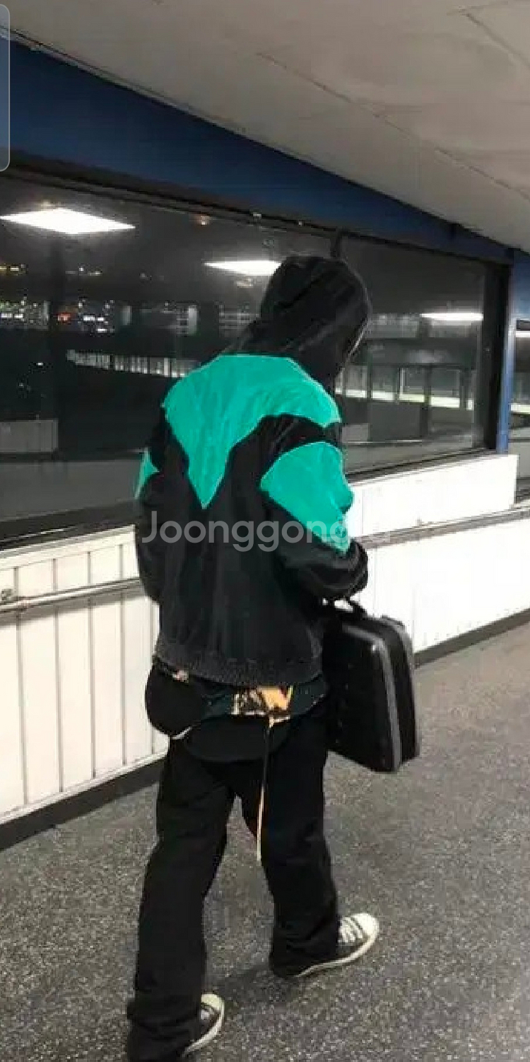 정품.지방시 어센틱 후드 집업 사이즈 M--0